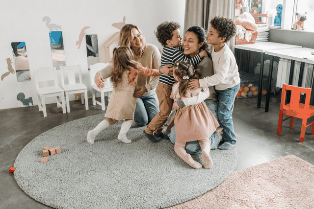 Erzieherinnen mit Kindern